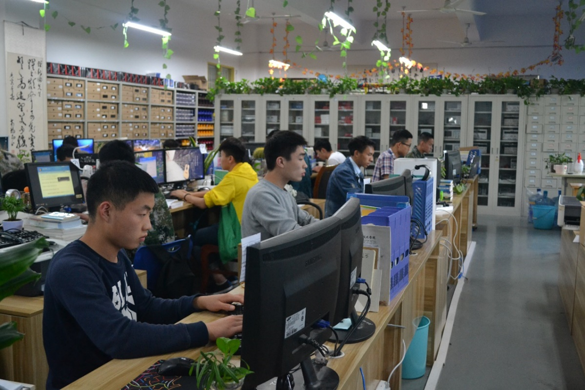 在研究室中开展现代学徒制培养 在研究室中开展现代学徒制培养